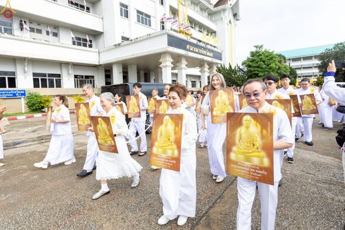 ภาพ No.239202:วันอาทิตย์ที่ 17 สิงหาคม พ.ศ. 2568 พิธีอัญเชิญรูปเหมือนพระมงคลเทพมุนี (สด จันทสโร) ณ ศาลากลางจังหวัดเลย ถึงลานพญานาค สวนสาธารณะกุดป่อง อ.เมือง จ.เลย