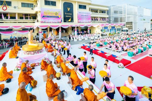 ภาพ No.150828:พิธีเจริญพระพุทธมนต์ และทำบุญตักบาตรแด่คณะสงฆ์ จำนวน 121 รูป เนื่องในโอกาสฉลองครบรอบ 120 ปี อำเภอคลองหลวง จังหวัดปทุมธานี เพื่อถวายเป็นพุทธบูชา ช่วยเหลือผู้ประสบความเดือดร้อนจากอุทกภัย และคณะสงฆ์ 323 วัด 4 จังหวัดชายแดนภาคใต้ วันเสาร์ที่ 31 สิงหาคม พ.ศ. 