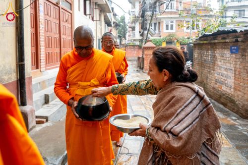 ภาพ No.132564:สามเณรเนปาล บิณฑบาต ย่านทาเมล เมืองกาฐมาณฑุ และเมืองปาฏัน ในโครงการบรรพชา 1,250 รูป ประเทศเนปาล วันที่ 20 มีนาคม พ.ศ. 2567