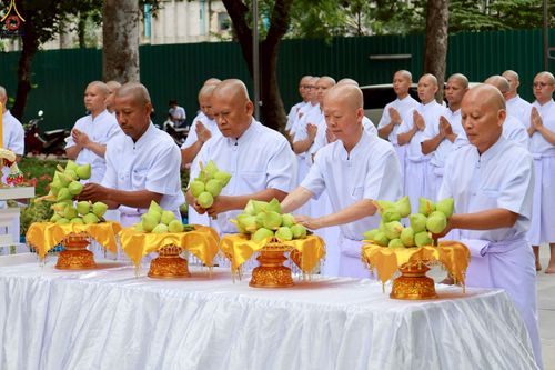 ภาพ No.228886:วันเสาร์ที่ 14 มิถุนายน พ.ศ. 2568 พิธีเวียนประทักษิณ , พิธีขอขมารับผ้าไตร ในโครงการบรรพชาอุปสมบทหมู่ ผู้บริหารรุ่นที่ 15 และ อุดมศึกษา รุ่นที่ 52 ณ โบสถ์พระไตรปิฎก วัดพระธรรมกาย