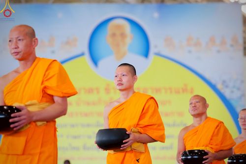 ภาพ No.222003:วันที่ 4 พฤษภาคม พ.ศ. 2568 พิธีตักบาตร เนื่องในวันอาทิตย์ต้นเดือน ณ บ้านแก้วเรือนทองคุณยายฯ วัดพระธรรมกาย