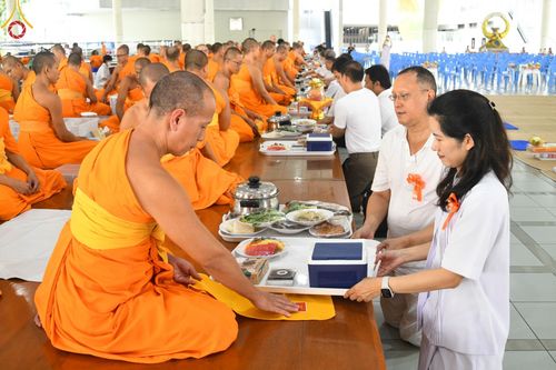 ภาพ No.165806:พิธีถวายภัตตาหารเมนูสวรรค์ วันที่ 26 ตุลาคม พ.ศ. 2567 ณ หอฉันคุณยายอาจารย์ฯ วัดพระธรรมกาย
