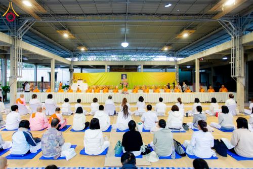 ภาพ No.194930:พิธีถวายภัตตาหารเป็นสังฆทาน แด่พระธรรมยาตรา ณ อนุสรณ์สถานมหาวิหารพระมงคลเทพมุนี (โลตัสแลนด์) อ.สองพี่น้อง จ.สุพรรณบุรี ในโครงการธรรมยาตรา กตัญญูบูชา มหาปูชนียาจารย์ พระมงคลเทพมุนี(สด จนฺทสโร) พระผู้ปราบมาร แห่ง ปีที่ 13 วันที่ 14 มกราคม พ.ศ.2568