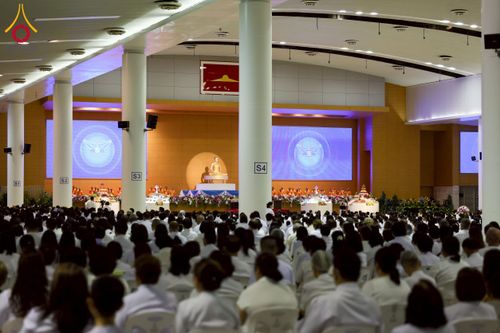 ภาพ No.232046:วันอาทิตย์ที่ 6 กรกฏาคม พ.ศ. 2568 พิธีตักบาตร ข้าวสารอาหารแห้ง  พิธีบูชาข้าวพระ สัมมนาพิเศษราชเหล็ก ณ สภาธรรมกายสากล วัดพระธรรมกาย