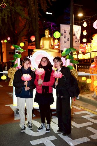 ภาพ No.229585:วันเสาร์ที่ 26 เมษายน พ.ศ. 2568 คณะพระภิกษุสามเณรในโครงการบรรพชาหมู่ 81 รูป  วัดภาวนาโซล ประเทศเกาหลีใต้ ได้ร่วมกับคณะสาธุชนคนไทยในเกาหลีใต้  ร่วมกันเดินขบวนอัญเชิญโคมดอกบัว  เพื่อบูชาแด่องค์สมเด็จพระสัมมาสัมพุทธเจ้า  ในงานเทศกาลวิสาขบูชานานาชาติ ประจำปี