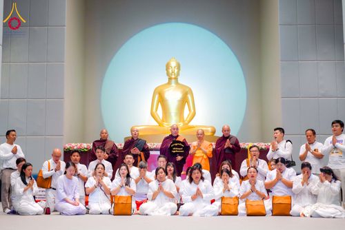 ภาพ No.327707:วันที่ 1-6 พฤษภาคม พ.ศ.2569 ต้อนรับชาวต่างชาติ พระภิกษุ คณะชาวเมียนมาร์  อุบาสิกาชาวอินเดีย เยี่ยมชมวัดพระธรรมกายและสักการะพระมหาธรรมกายเจดีย์