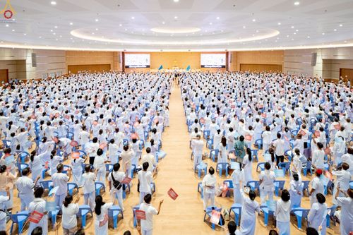 ภาพ No.239923:วันที่ ๒๒ - ๒๔ สิงหาคม พ.ศ. ๒๕๖๘ สัมมนารวมใจผู้นำบุญ บูชาธรรม ๘๑ ปี หลวงพ่อธัมมชโย กฐินสามัคคีทั่วไทย ๓๐,๐๐๐ วัด โครงการอุปสมบทบูชาธรรมมหาปูชนียาจารย์ ๓,๐๐๐ รูป รุ่นที่ ๑