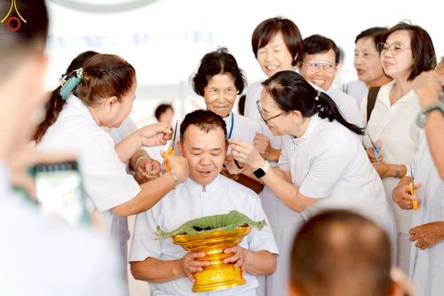 ภาพ No.223176:วันที่ 2 -10 พฤษภาคม พ.ศ. 2568 พิธีตัดปอยผม ปลงผม พิธีขอขมาลาอุปสมบทอุทิศชีวิต ของอุบาสก พิสิทธิ์ หมื่นแกล้ว  ณ วัดพระธรรมกาย