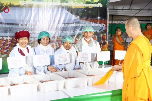 ภาพ No.191052:พิธีถวายภัตตาหารเป็นสังฆทาน แด่พระธรรมยาตรา ณ อนุสรณ์สถานคลองบางนางแท่น อ.สามพราน จ.นครปฐม ในโครงการธรรมยาตรา กตัญญูบูชา มหาปูชนียาจารย์ พระมงคลเทพมุนี(สด จนฺทสโร) พระผู้ปราบมาร อนุสรณ์สถาน 7 แห่ง ปีที่ 13 วันที่ 8 มกราคม พ.ศ. 2568