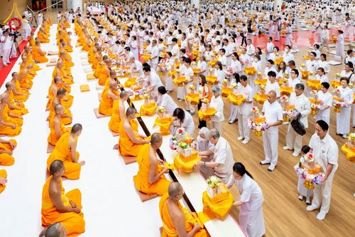 ภาพ No.239595:วันอาทิตย์ที่ 17 สิงหาคม พ.ศ. 2568 พิธีถวายคิลานเภสัช และอุปกรณ์ทางการแพทย์ แด่คณะสงฆ์ เนื่องในวันธรรมชัย ณ ห้องแก้วสารพัดนึก 2 สภาธรรมกายสากล วัดพระธรรมกาย