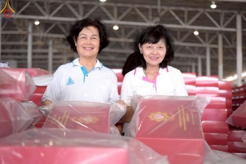 ภาพ No.214360:วันที่ 29 มีนาคม พ.ศ.2568 กิจกรรมใส่ถุงซิปกล่องไทยธรรม เพื่อรักษาความประณีตของกล่องไทยธรรม ในทุกสภาพอากาศ ณ บ้านแก้วเรือนทองคุณยาย วัดพระธรรมกาย