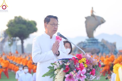 ภาพ No.101846:ตักบาตรพระ 10,000 รูป เติมบุญให้แผ่นดิน เนื่องในโอกาส 192 ปี จังหวัดกาญจนบุรี หนึ่งในโครงการตักบาตรพระ 2,000,000 รูป  77 จังหวัดทุกวัดทั่วไทย วันจันทร์ที่ 11 ธันวาคม พ.ศ. 2566 บริเวณถนนสองแคว (SKY WALK) เมืองกาญจนบุรี