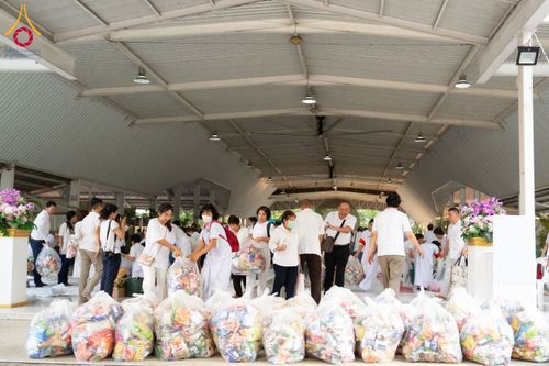 ภาพ No.61285:พิธีตักบาตรฉลองพระใหม่ รุ่นบูชาธรรมโครงการ 1-2 โครงการบรรพชาอุปสมบทหมู่ธรรมทายาท บูชาธรรมหลวงพ่อธัมมชโย 80 ปี ณ โถงช้างสำนักงานใหญ่ วัดพระธรรมกาย วันที่ 20 เมษายน พ.ศ. 2567