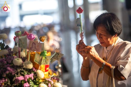 ภาพ No.133849:พิธีตักบาตร ข้าวสารอาหารแห้ง ณ บ้านแก้วเรือนทองคุณยายฯ สภาธรรมกายสากล วัดพระธรรมกาย วันอาทิตย์ต้นเดือนที่ 7 เมษายน พ.ศ. 2567