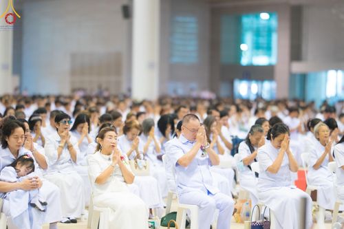 ภาพ No.159504:สัมมนาพิเศษและพิธีมอบองค์พระธรรมกาย 2,000 องค์ ณ ห้องแก้วสารพัดนึก 1 วัดพระธรรมกาย วันอาทิตย์ต้นเดือนที่ 6 ตุลาคม พ.ศ. 2567