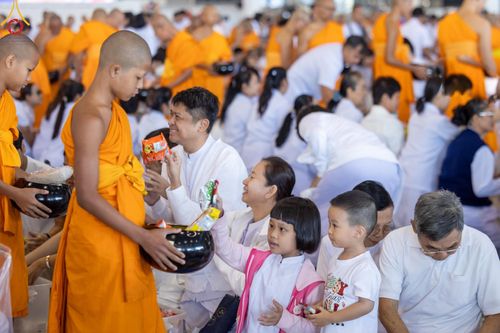 ภาพ No.177603:พิธีตักบาตรและพิธีบูชาข้าวพระ ในวันอาทิตย์ต้นเดือนที่ 1 ธันวาคม พ.ศ. 2567 ณ สภาธรรมกายสากล วัดพระธรรมกาย