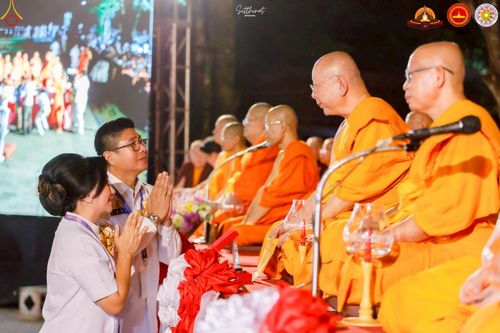 ภาพ No.224505:วันจันทร์ที่ 12 พฤษภาคม พ.ศ. 2568  ชาวพุทธในอินโดนีเซีย ร่วมฉลองวิสาขบูชาจุดประทีปกว่า 200,000 ดวง ณ พระมหาเจดีย์บรมพุทโธ  เจริญพุทธมนต์ถวาย “พระวชิรเกล้าเจ้าอยู่หัว”