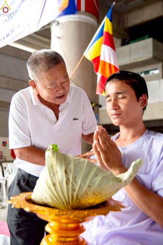 ภาพ No.230805:วันที่ 28 มิถุนายน พ.ศ. 2568 พิธีตัดปอยผมและปลงผม โครงการบวชพระนานาชาติ AEC & WAB รุ่นที่ 9 ณ วิหารคด 2 วัดพระธรรมกาย