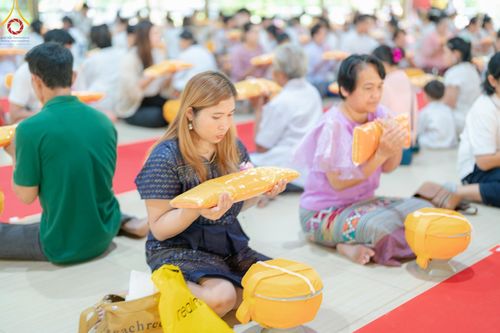 ภาพ No.135077: พิธีบรรพชาสามเณร  พิธีตักบาตรฉลองสามเณรใหม่ วันที่ 1 เมษายน พ.ศ.2567 ในโครงการบรรพชาสามเณรฟื้นฟูพระพุทธศาสนาทั่วไทย ณ ศูนย์ปฏิบัติธรรมแก้วเมืองเลย