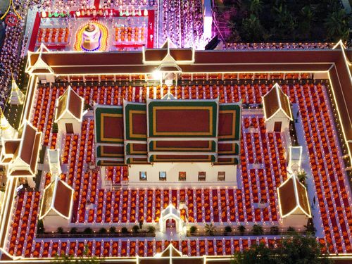 ภาพ No.197174:พิธีจุดประทีปถวายเป็นพุทธบูชา และบูชาธรรมมหาปูชนียาจารย์ ณ วัดโบสถ์(บน) ตำบลบางคูเวียง อำเภอบางกรวย จังหวัดนนทบุรี ในโครงการธรรมยาตรา กตัญญูบูชา มหาปูชนียาจารย์ พระมงคลเทพมุนี(สด จนฺทสโร) พระผู้ปราบมาร อนุสรณ์สถาน 7 แห่ง ปีที่ 13 วันที่ 18 มกราคม พ.ศ. 25