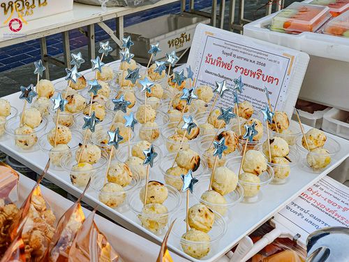 ภาพ No.195631:สาธุชนถวายภัตตาหารเป็นสังฆทาน แด่พระธรรมยาตรา ณ วัดสองพี่น้อง ต.ต้นตาล อ.สองพี่น้อง จ.สุพรรณบุรี ในโครงการธรรมยาตรา กตัญญูบูชา มหาปูชนียาจารย์ พระมงคลเทพมุนี(สด จนฺทสโร) พระผู้ปราบมาร อนุสรณ์สถาน 7 แห่ง ปีที่ 13 วันที่ 15 มกราคม พ.ศ. 2568