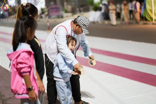 ภาพ No.185601:V.47 เบื้องหลังของเบื้องหน้า งานตักบาตรพระ 10,000 รูป ณ จ.กาญจนบุรี วันที่ 20-21 ธันวาคม พ.ศ. 2567