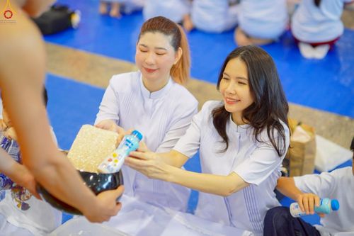 ภาพ No.243505:วันที่ 7 กันยายน พ.ศ. 2568 พิธีตักบาตร ข้าวสารอาหารแห้ง ในวันครูผู้ค้นพบวิชชาธรรมกาย ณ บ้านแก้วเรือนทองคุณยายฯ สภาธรรมกายสากล วัดพระธรรมกาย