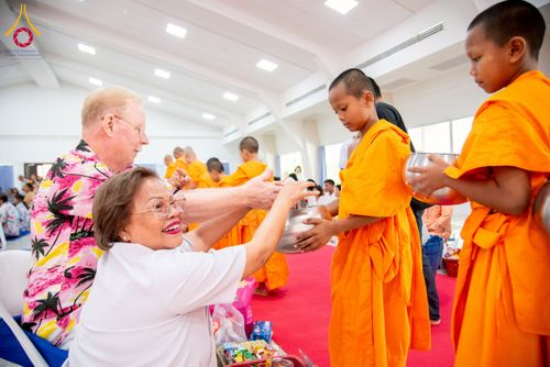 ภาพ No.218078:วันอาทิตย์ที่ 13 เมษายน พ.ศ. 2568 พิธีตักบาตรฉลองสามเณรใหม่ 75 รูป เนื่องในวันสงกรานต์ (โครงการบรรพชาสามเณรฟื้นฟูพระพุทธศาสนาทั่วไทย ประจำปีพุทธศักราช 2568) ณ ศูนย์ปฏิบัติธรรมระยอง(บ้านช่องลม) ตำบลบางบุตร อำเภอบ้านค่าย จังหวัดระยอง