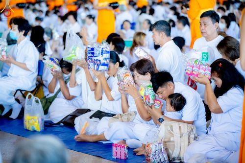 ภาพ No.151026:พิธีตักบาตร ในวันอาทิตย์ต้นเดือน วันที่ 1 กันยายน พ.ศ. 2567 ณ สภาธรรมกายสากล วัดพระธรรมกาย