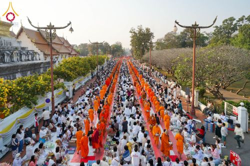 ภาพ No.208680:ตักบาตรพระ 1,743 รูป ครบรอบ 743 ปี นครน่าน ถวายเป็นพุทธบูชา น้อมบุญกุศลอุทิศให้บรรพบุรุษ วันอาทิตย์ ที่ 16 กุมภาพันธ์ พ.ศ. 2568 ณ ถนนคนเดินข่วงเมืองน่าน ต.ในเวียง อ.เมือง จ.น่าน