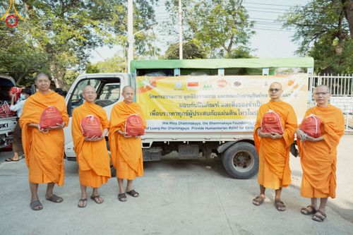 ภาพ No.220332:วันที่ 17 เมษายน พ.ศ. 2568 ผู้แทนวัดพระธรรมกาย ลงพื้นที่เยียวยา ซับน้ำตาเหยื่อแผ่นดินไหวมัณฑะเลย์