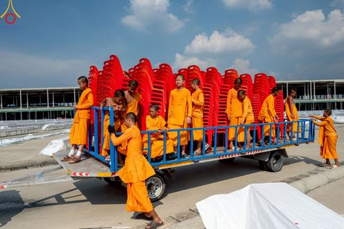 ภาพ No.220802:วันที่ 24-25 เมษายน พ.ศ. 2568 การเก็บงาน ผ้ารับประเคน ผ้าระบาย โต๊ะ เก้าอี้  ภายหลังงานวันคุ้มครองโลก ณ วัดพระธรรมกาย