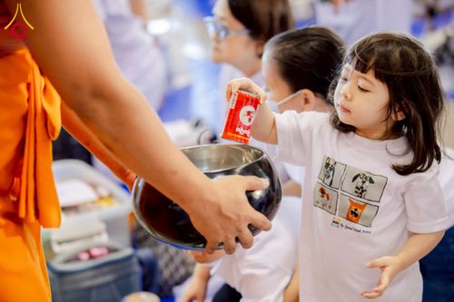 ภาพ No.277022:วันอาทิตย์ที่ 7 ธันวาคม พ.ศ. 2568 พิธีตักบาตรอาทิตย์ต้นเดือน ณ บ้านแก้วเรือนทองคุณยายฯ วัดพระธรรมกาย