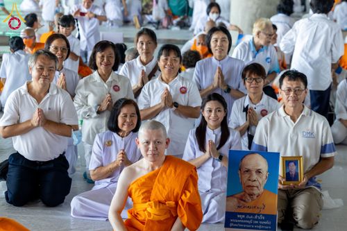 ภาพ No.62586:พิธีถวายบาตรเเละไทยธรรม ในโครงการอุปสมบทหมู่ บูชาธรรมหลวงพ่อธัมมชโย พ.ศ.2567 ณ ลานธรรม พระมหาธรรมกายเจดีย์ วันที่ 13 เมษายน พ.ศ.2567