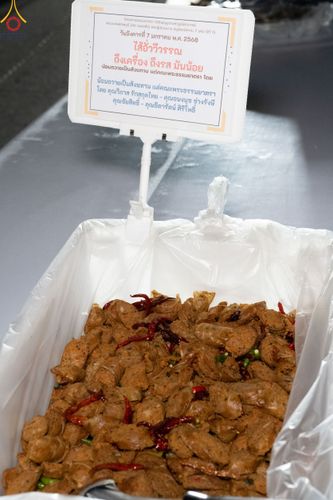 ภาพ No.190492:สาธุชนถวายภัตตาหารเป็นสังฆทาน แด่พระธรรมยาตรา ณ อนุสรณ์สถานมหาวิหารพระมงคลเทพมุนี (โลตัสแลนด์) อ.สองพี่น้อง จ.สุพรรณบุรี ในโครงการธรรมยาตรา กตัญญูบูชา มหาปูชนียาจารย์ พระมงคลเทพมุนี(สด จนฺทสโร) พระผู้ปราบมาร แห่ง ปีที่ 13 วันที่ 7 มกราคม พ.ศ.2568