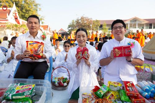 ภาพ No.195367:พิธีตักบาตรพระธรรมยาตรา ณ อนุสรณ์สถานลำดับที่ 3 สถานที่เกิดใหม่ในเพศสมณะ วัดสองพี่น้อง ต.ต้นตาล อ.สองพี่น้อง จ.สุพรรณบุรี ในโครงการธรรมยาตรา กตัญญูบูชา มหาปูชนียาจารย์ พระมงคลเทพมุนี(สด จนฺทสโร) พระผู้ปราบมาร ปีที่ 13 วันที่ 15 มกราคม พ.ศ.2568