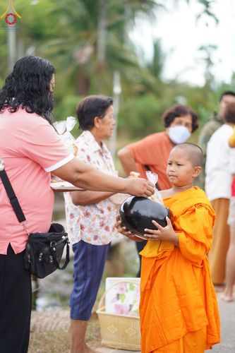 ภาพ No.61097:สามเณรออกบิณฑบาต และกิจกรรมอบรมสามเณร ในโครงการบรรพชาสามเณรฟื้นฟู พระพุทธศาสนาทั่วไทย ณ ศูนย์อบรมที่พักสงฆ์บ้านร่มเย็น จ.นราธิวาส วันที่ 2-15 เมษายน พ.ศ. 2567