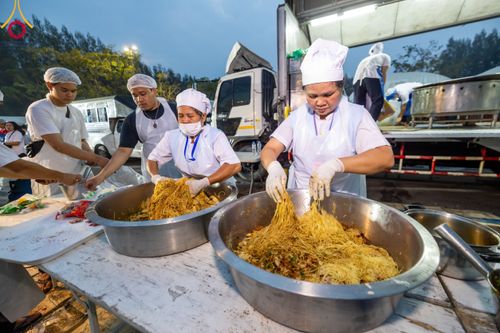 ภาพ No.111876:พิธีถวายภัตตาหารเป็นสังฆทาน แด่คณะพระธรรมยาตราฯ ในโครงการธรรมยาตรา กตัญญูบูชา มหาปูชนียาจารย์ พระมงคลเทพมุนี(สด จนฺทสโร) พระผู้ปราบมาร อนุสรณ์สถาน 7 แห่ง ปีที่ 12 วันที่ 14 มกราคม พ.ศ. 2567 ณ อนุสรณ์สถานมหาวิหารพระมงคลเทพมุนี  (โลตัสแลนด์) อ.สองพี่น้อง จ