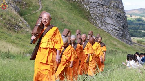 ภาพ No.148824:คณะสงฆ์และสามเณร วัดพระธรรมกายแมนเชสเตอร์  สหราชอาณาจักร จัดเดินธรรมยาตราที่ Peak District National Park , New Mills central , Upper Derwent Visitor Centre, Hope Valley วันอังคารที่ 6 สิงหาคม พ.ศ. 2567