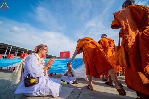 ภาพ No.221587:วันอังคารที่ 22 เมษายน พ.ศ. 2568 ภาพพิธีถวายมหาสังฆทานคณะสงฆ์ 40,000 กว่าวัดทั่วประเทศ เนื่องในวันคุ้มครองโลก ชุดที่ 2 (ปลื้มให้สมการรอคอย) ณ ลานธรรมพระมหาธรรมกายเจดีย์ วัดพระธรรมกาย