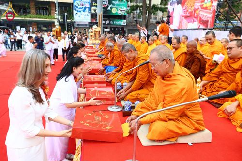 ภาพ No.210304:วันอาทิตย์ที่ 9 มีนาคม พ.ศ. 2568 พ่อเมืองโคราชจัดตักบาตรพระหมื่น ทำบุญเมือง 557 ปี