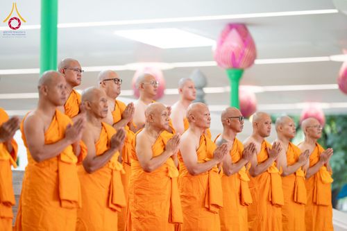 ภาพ No.244812:วันเสาร์ที่ 6 กันยายน พ.ศ. 2568 พิธีถวายบาตร บรรพชา อุปสมบทของนาคธรรมทายาท โครงการอุปสมบทหมู่บูชาธรรมครบรอบ 108 ปี  วันครูผู้ค้นพบวิชชาธรรมกาย ณ โบสถ์พระไตรปิฎก วัดพระธรรมกาย