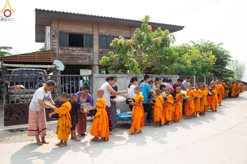 ภาพ No.137009:Photo Story  มหัศจรรย์วัดดงดินแดง Episode 5 กิจกรรมถ่ายภาพหมู่ประวัติศาสตร์ และตักบาตรฉลองพระ-เณรกว่า 500 รูป วันที่ 6 เมษายน พ.ศ. 2567