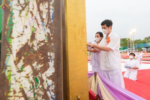 ภาพ No.84403:พิธีทอดผ้าป่า พิธีอัญเชิญปฐมรัตนปฐวี และพิธีตอกเสาเข็มต้นสุดท้าย เพื่อสถาปนาอาคาร 80 ปี หลวงพ่อธัมมชโย ณ ศูนย์ปฏิบัติธรรมวิหารแดง ตำบลเจริญธรรม อำเภอวิหารแดง จ.สระบุรี  วันที่ 23 กรกฎาคม พ.ศ. 2566