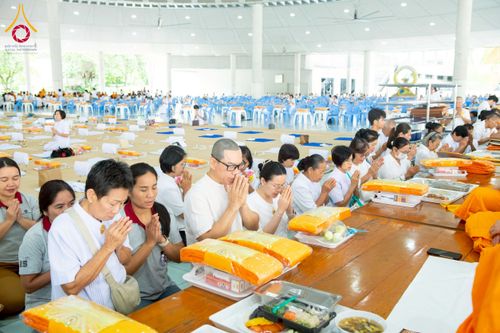 ภาพ No.265938:วันพุธที่ 5 พฤศจิกายน พ.ศ. 2568 (วันพระ ขึ้น 15 ค่ำ เดือน 12) พิธีบุพเปตพลี ครั้งที่ 172 ร่วมอุทิศบุญแด่หมู่ญาติที่ล่วงลับไปแล้ว และสืบทอดอายุพระพุทธศาสนา ณ หอฉันคุณยายอาจารย์ฯ วัดพระธรรมกาย