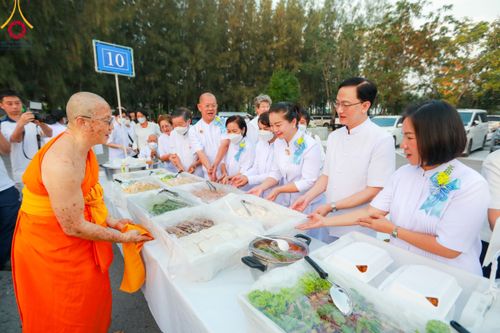 ภาพ No.110717:พิธีถวายภัตตาหารเป็นสังฆทาน แด่คณะพระธรรมยาตราฯ ในโครงการธรรมยาตรากตัญญูบูชา มหาปูชนียาจารย์ พระมงคลเทพมุนี(สด จนฺทสโร) พระผู้ปราบมาร อนุสรณ์สถาน 7 แห่ง ปีที่ 12 วันที่ 12 มกราคม พ.ศ. 2567 ณ อนุสรณ์สถานมหาวิหารพระมงคลเทพมุนี(โลตัสแลนด์) อ.สองพี่น้อง จ.สุ