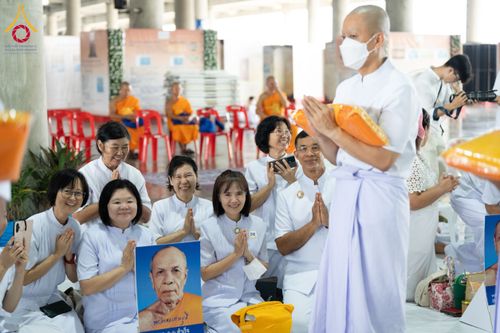 ภาพ No.62758:พิธีขอขมามอบผ้าไตร ในโครงการอุปสมบทหมู่ บูชาธรรมหลวงพ่อธัมมชโย พ.ศ.2567  โครงการอุปสมบทหมู่ธรรมทายาท ระดับอุดมศึกษา รุ่นที่51 (ภาคฤดูร้อน) โครงการบวชพระนานาชาติ AEC และ WAB รุ่นผู้บริหาร(รุ่นที่2) ณ ลานธรรม พระมหาธรรมกายเจดีย์ วันที่ 13 เมษายน พ.ศ. 2567