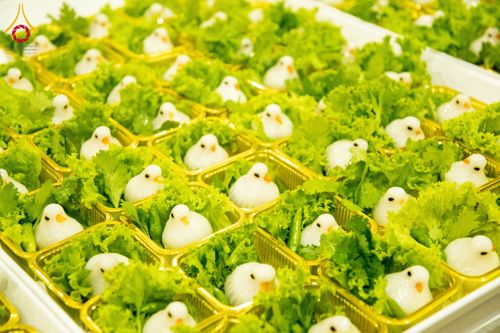 ภาพ No.202331:พิธีถวายภัตตาหารเป็นสังฆทาน แด่พระธรรมยาตรา ณ วัดพระธรรมกาย ตำบลคลองสาม อำเภอคลองหลวง จังหวัดปทุมธานี ในโครงการธรรมยาตรา กตัญญูบูชา มหาปูชนียาจารย์ พระมงคลเทพมุนี(สด จนฺทสโร) พระผู้ปราบมาร อนุสรณ์สถาน 7 แห่ง ปีที่ 13 วันที่ 27 มกราคม พ.ศ. 2568