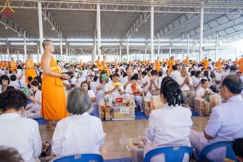 ภาพ No.158956:พิธีตักบาตร ในวันอาทิตย์ต้นเดือน วันที่ 6 ตุลาคม พ.ศ. 2567 ณ สภาธรรมกายสากล วัดพระธรรมกาย