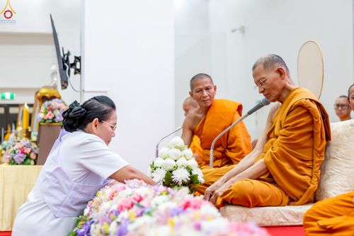 ภาพ No.242749:วันที่ 29-31 สิงหาคม พ.ศ. 2568 องค์กรภาคีเครือข่าย “บวร” (บ้าน-วัด-โรงเรียน-ราชการ) อ.คลองหลวง จัดบวชอุบาสิกาแก้ว ถวายพระราชกุศลแด่สมเด็จพระพันปีหลวง - กตัญญูบูชาแด่ผู้มีพระคุณ